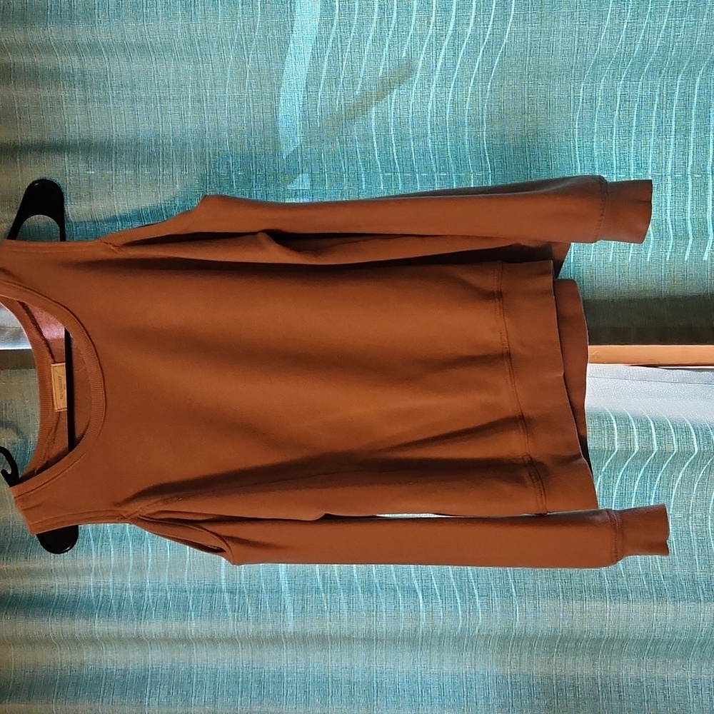 Off the shoulder pink blush sweatshirt. States XL but definitely fits like a M/L